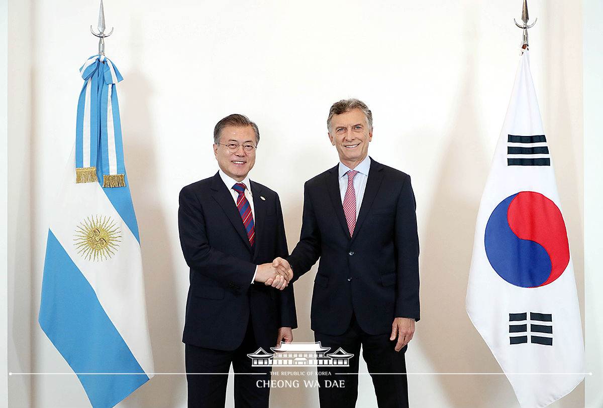 Holding a summit with President Mauricio Macri of Argentina on the sidelines of the G20 Summit in Argentina 