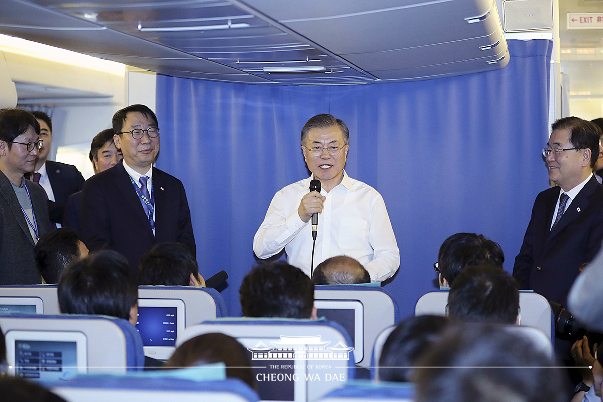 Holding an in-flight press conference on the way to New Zealand 