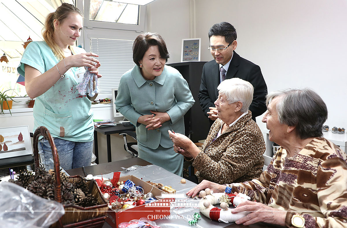 First Lady Kim Jung-sook visiting a nursing home in Prague, the Czech Republic 