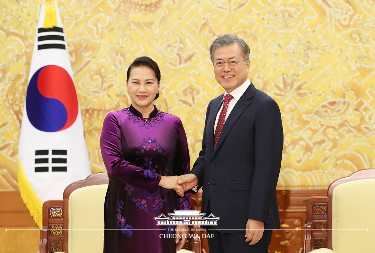 Meeting with Vietnamese National Assembly Chairwoman Nguyen Thi Kim Ngan at Cheong Wa Dae 