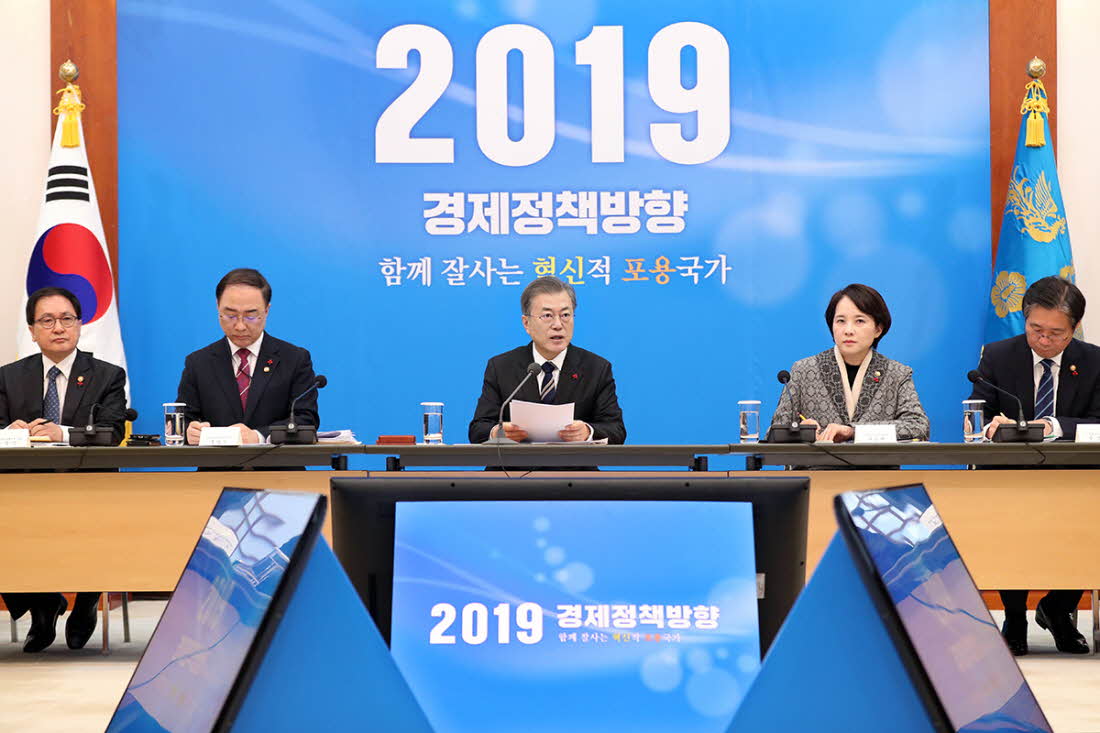 President Moon Jae-in (third from left) on Dec. 17 speaks during an extended meeting of economy-related ministers at Cheong Wa Dae. (Cheong Wa Dae)