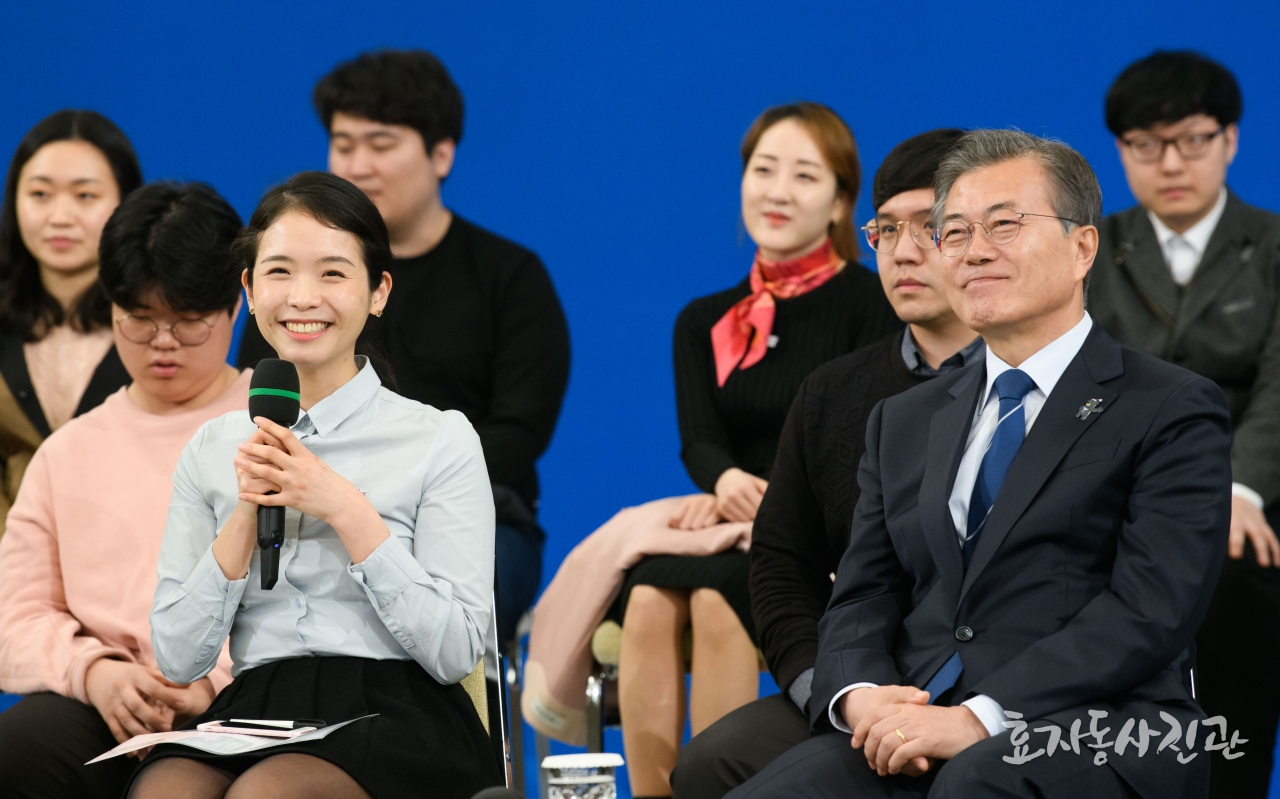 President Moon Jae-in (right) on Mar. 15 takes part in a briefing session on measures for youth employment at the Yeongbingwan Guest House of Cheong Wa Dae. (Hyoja-dong Studio)