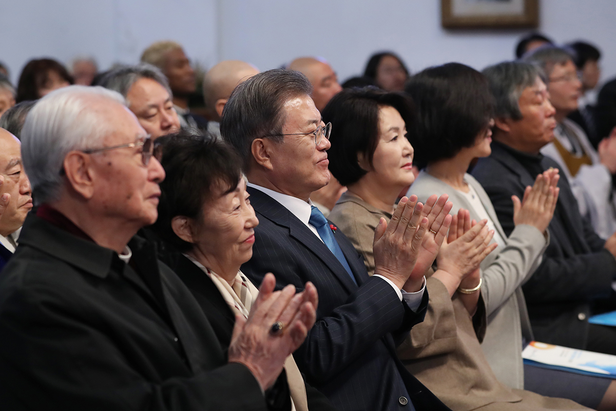 President Moon Jae-in and first lady Kim Jung-sook on Dec. 10 attend a ceremony marking Human Rights Day at the Seoul Cathedral of the Anglican Church of Korea.