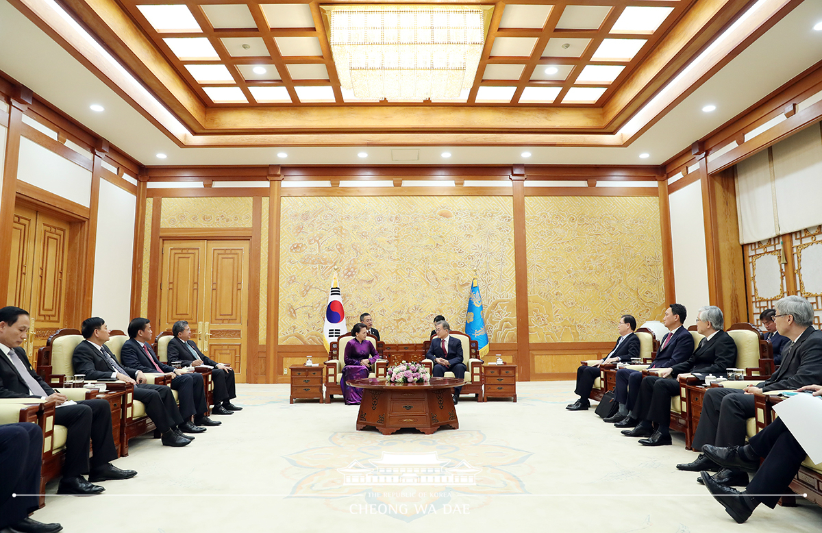 Meeting with Vietnamese National Assembly Chairwoman Nguyen Thi Kim Ngan at Cheong Wa Dae 