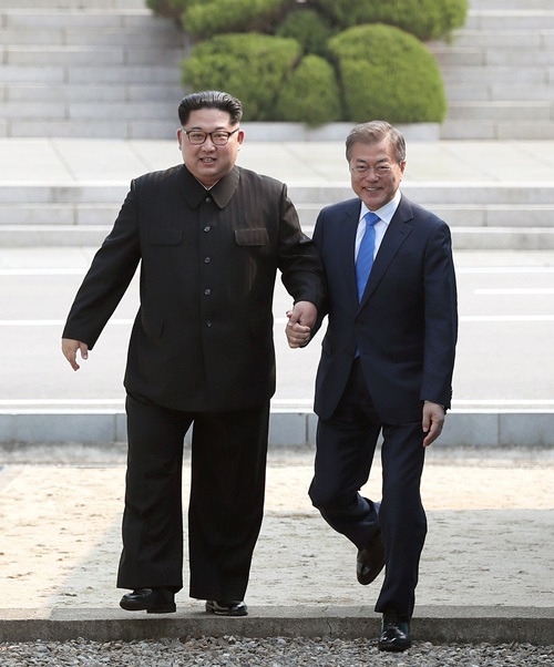 By Park Gil-ja and Kim Minji  “Since hosting Kim Jong Un’s sister at the PyeongChang Winter Olympics in February, South Korean President Moon Jae-in has met his counterpart from the North in three historic summits on the future of the Korean Peninsula this year, as well as brokering the landmark meeting between Kim and U.S. President Donald Trump,,” the U.S.-based weekly said Dec. 10.   President Moon has held two summits with North Korean leader Kim this year to reduce tension and raise peace prospects on the Korean Peninsula. a  Time announced the shortlist of its 10 nominees for the honor on the “Today Show” of NBC and its final selection will be made on Dec. 11. 