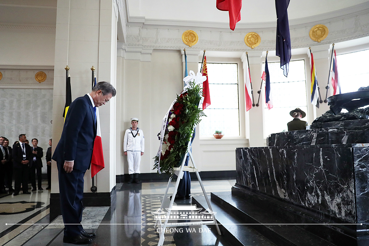 Laying a wreath at the Tomb of the Unknown Warrior in Auckland, New Zealand 