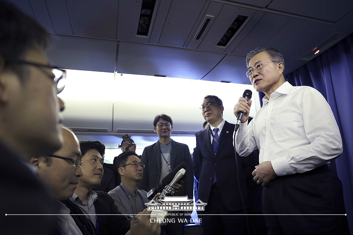 Holding an in-flight press conference on the way to New Zealand 