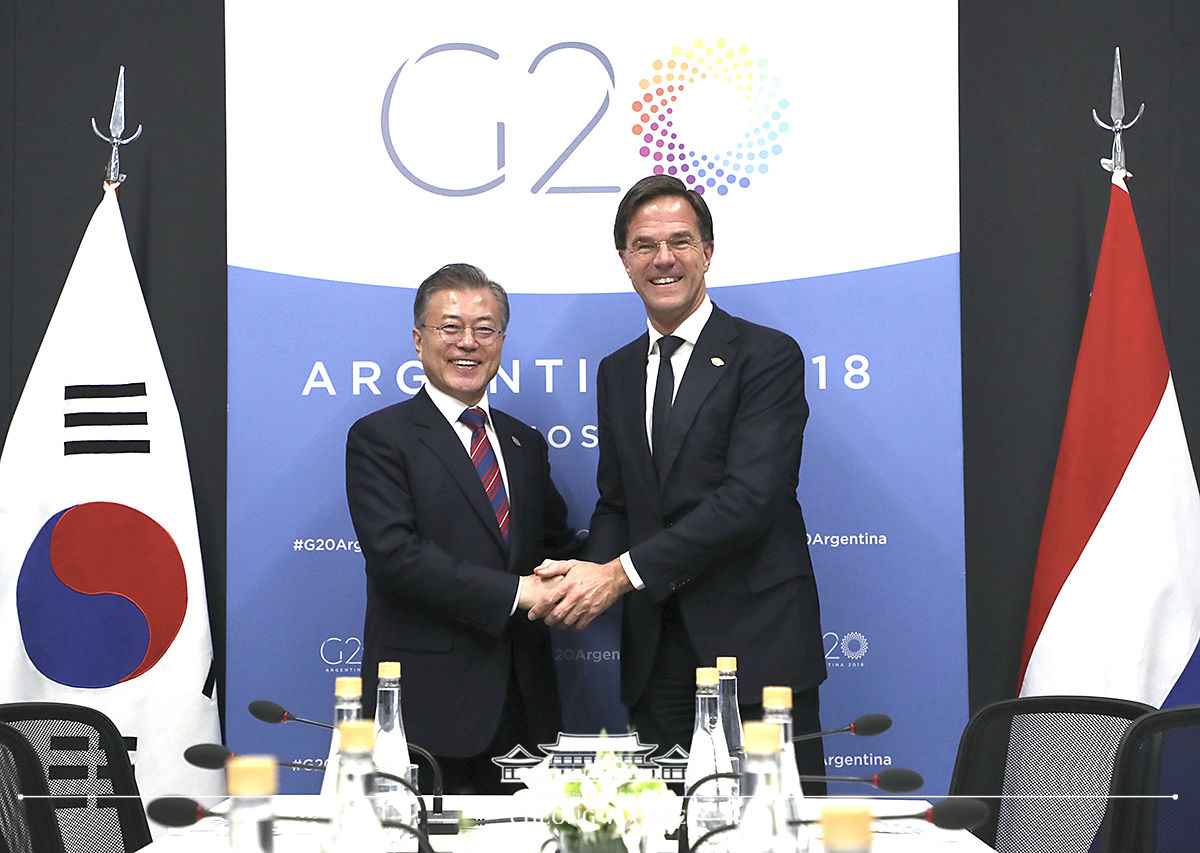 Holding a summit with Prime Minister Mark Rutte of the Netherlands on the sidelines of the G20 Summit in Argentina 