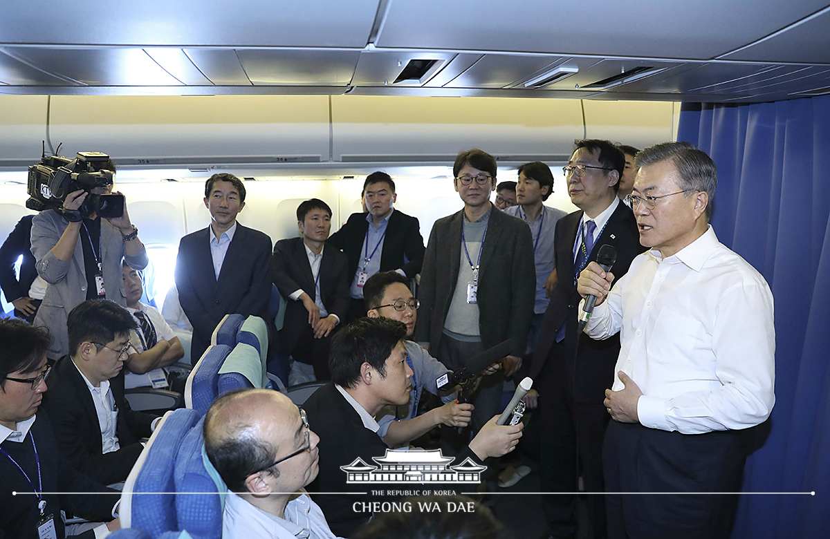 Holding an in-flight press conference on the way to New Zealand 