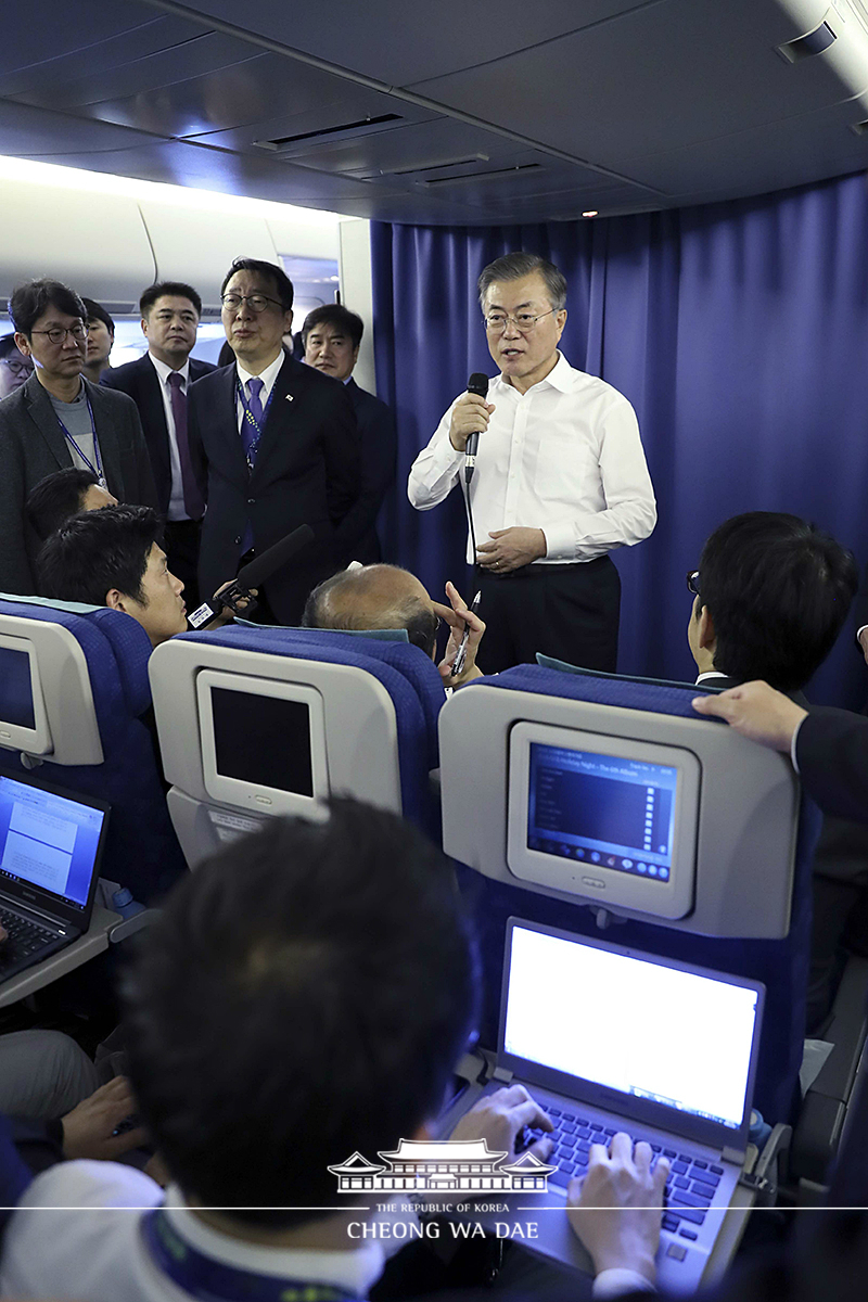 Holding an in-flight press conference on the way to New Zealand 