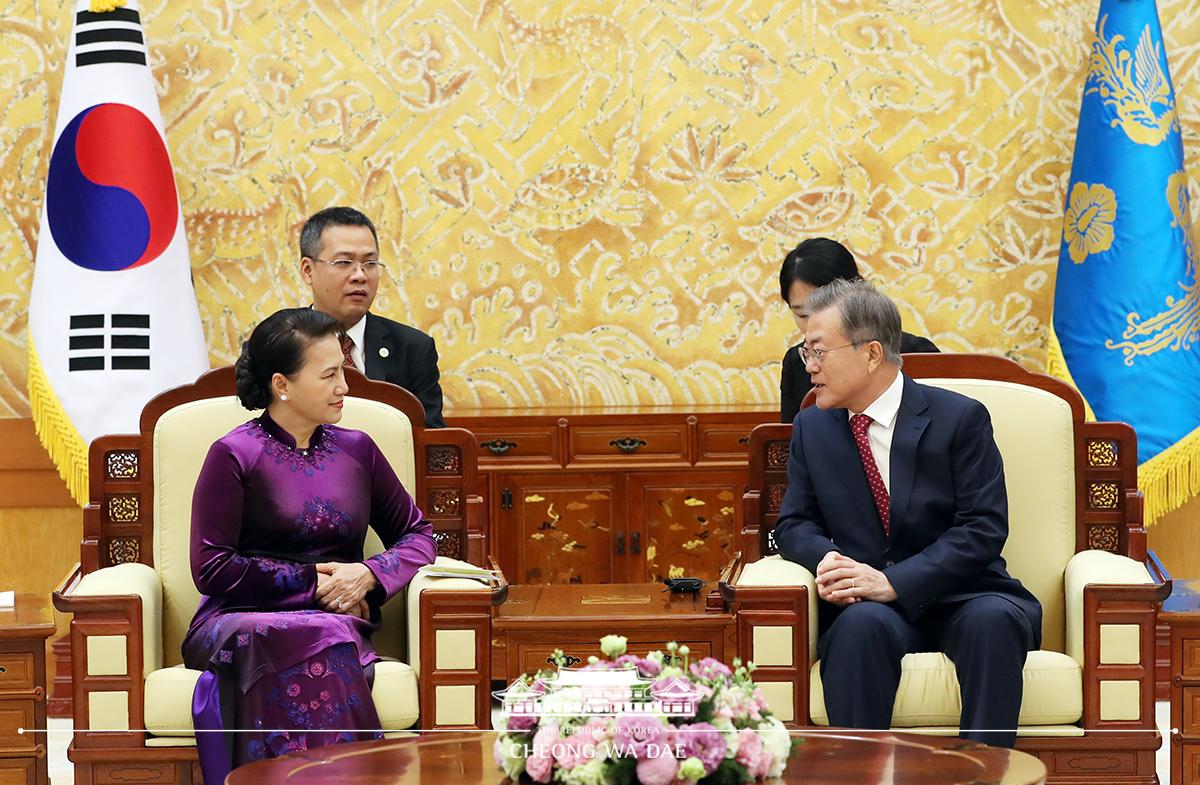 Meeting with Vietnamese National Assembly Chairwoman Nguyen Thi Kim Ngan at Cheong Wa Dae 