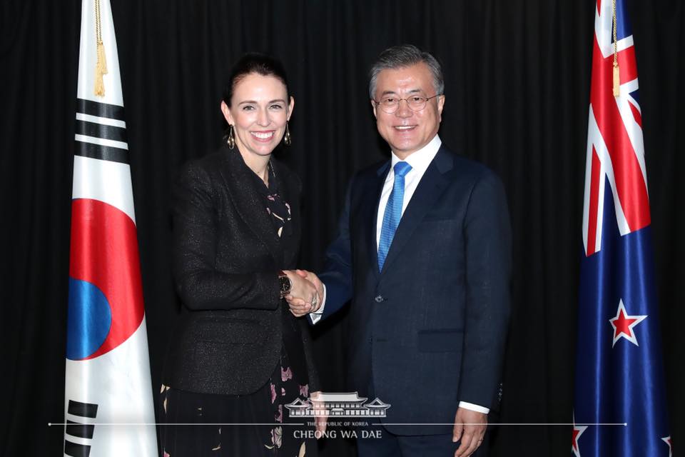 President Moon Jae-in (right) and New Zealand Prime Minister Jacinda Arden on Dec. 4 exchange a handshake prior to their summit at Cordis Hotel in Auckland.