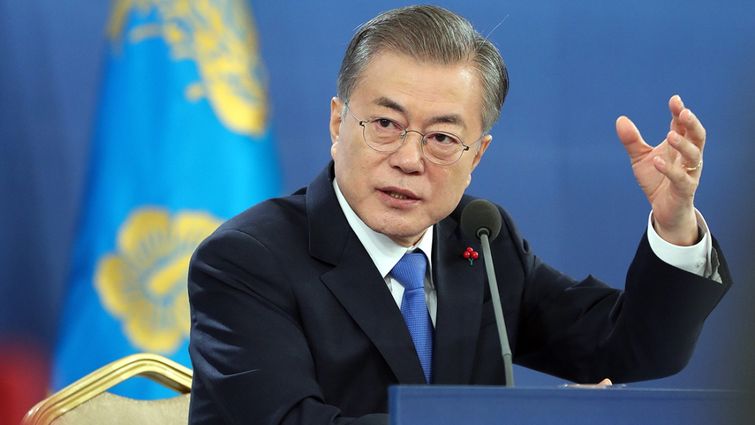 President Moon Jae-in on Jan. 10 hosts a New Year's news conference at Cheong Wa Dae. (Cheong Wa Dae)