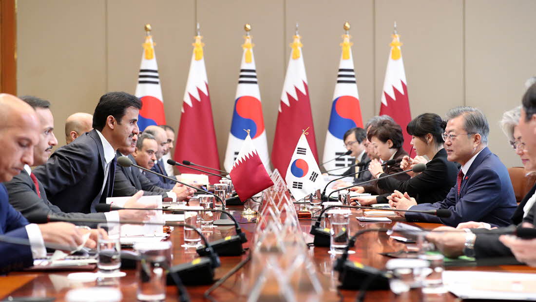 President Moon Jae-in (right) on Jan. 28 holds his first summit of the year with Qatari Emir Sheikh Tamim bin Hamad Al Thani (third from left) at Cheong Wa Dae.