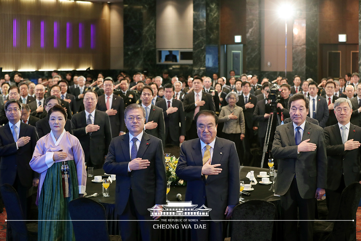 Attending a New Year gathering with business and social leaders at the Korea Federation of SMEs 