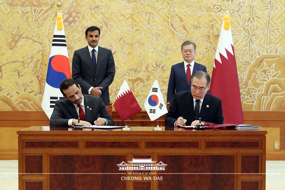 Attending the signing ceremony for MOUs between Korea and Qatar