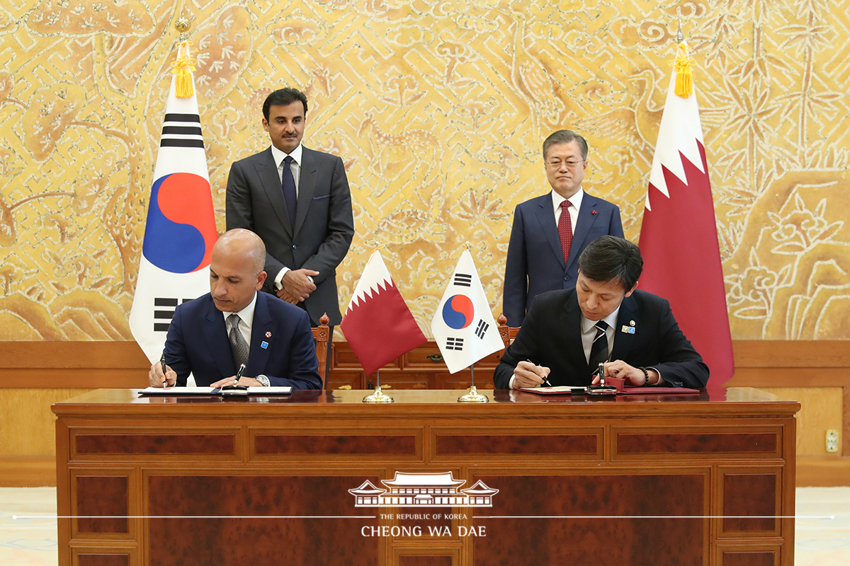 Attending the signing ceremony for MOUs between Korea and Qatar