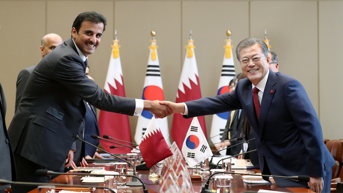 Qatari Emir Sheikh Tamim bin Hamad Al Thani (left) and President Moon Jae-in on Jan. 28 shake hands before their summit at Cheong Wa Dae.