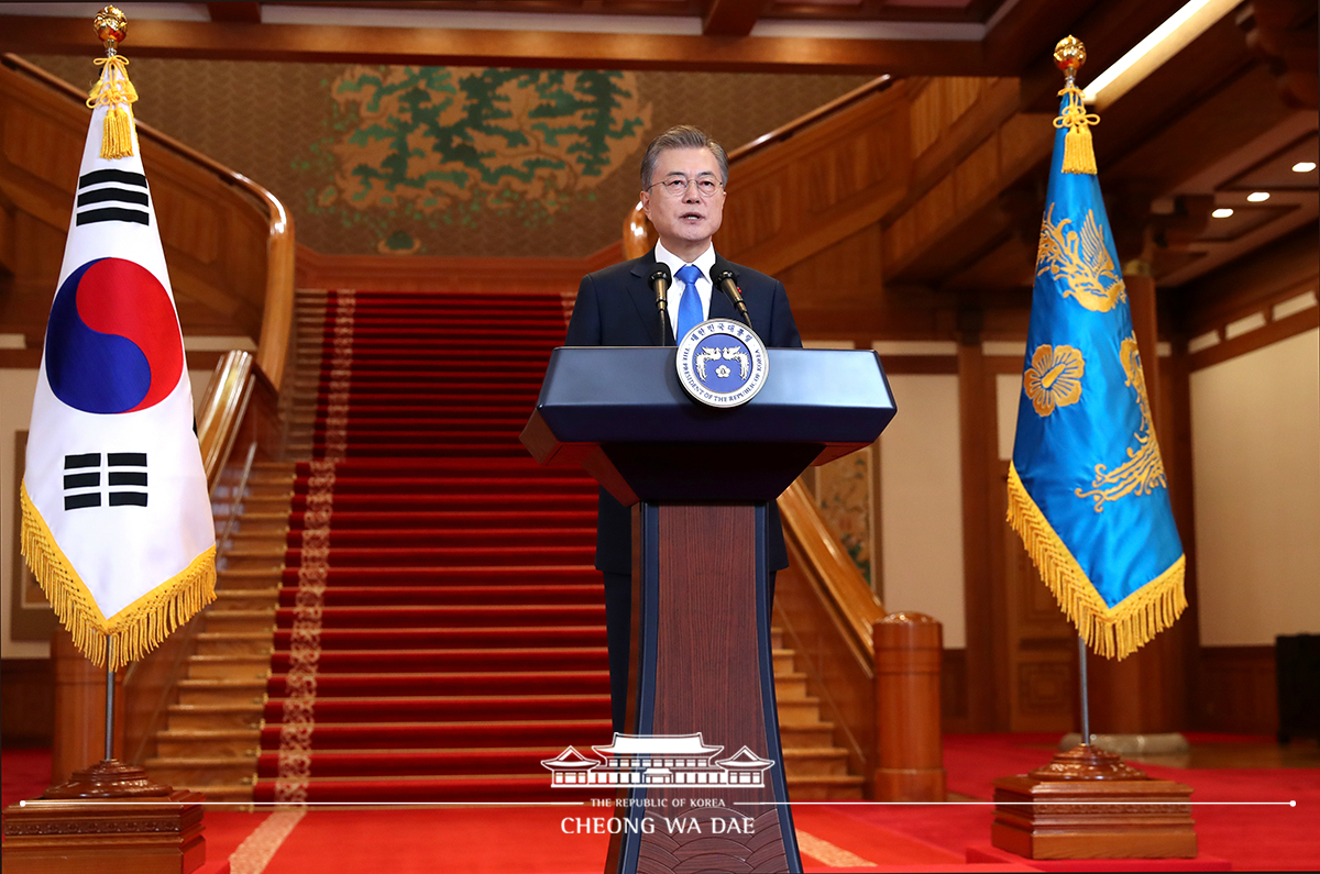 Holding his New Year press conference at Cheong Wa Dae 