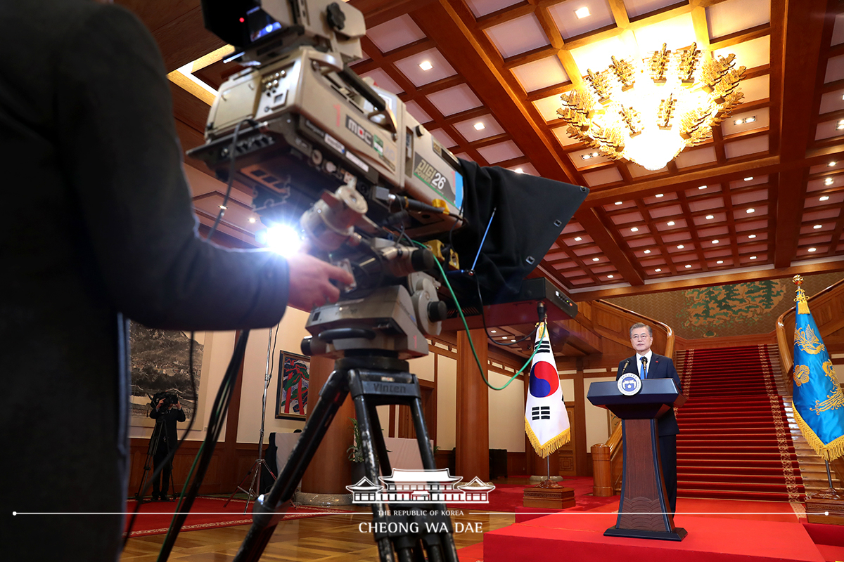 Holding his New Year press conference at Cheong Wa Dae 