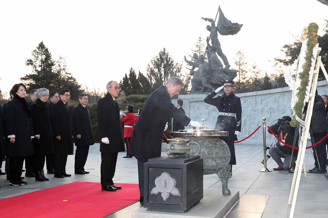 President Moon Jae-in on Jan. 2 burns incense at the Seoul National Cemetery in the Dongjak-gu district of the capital.