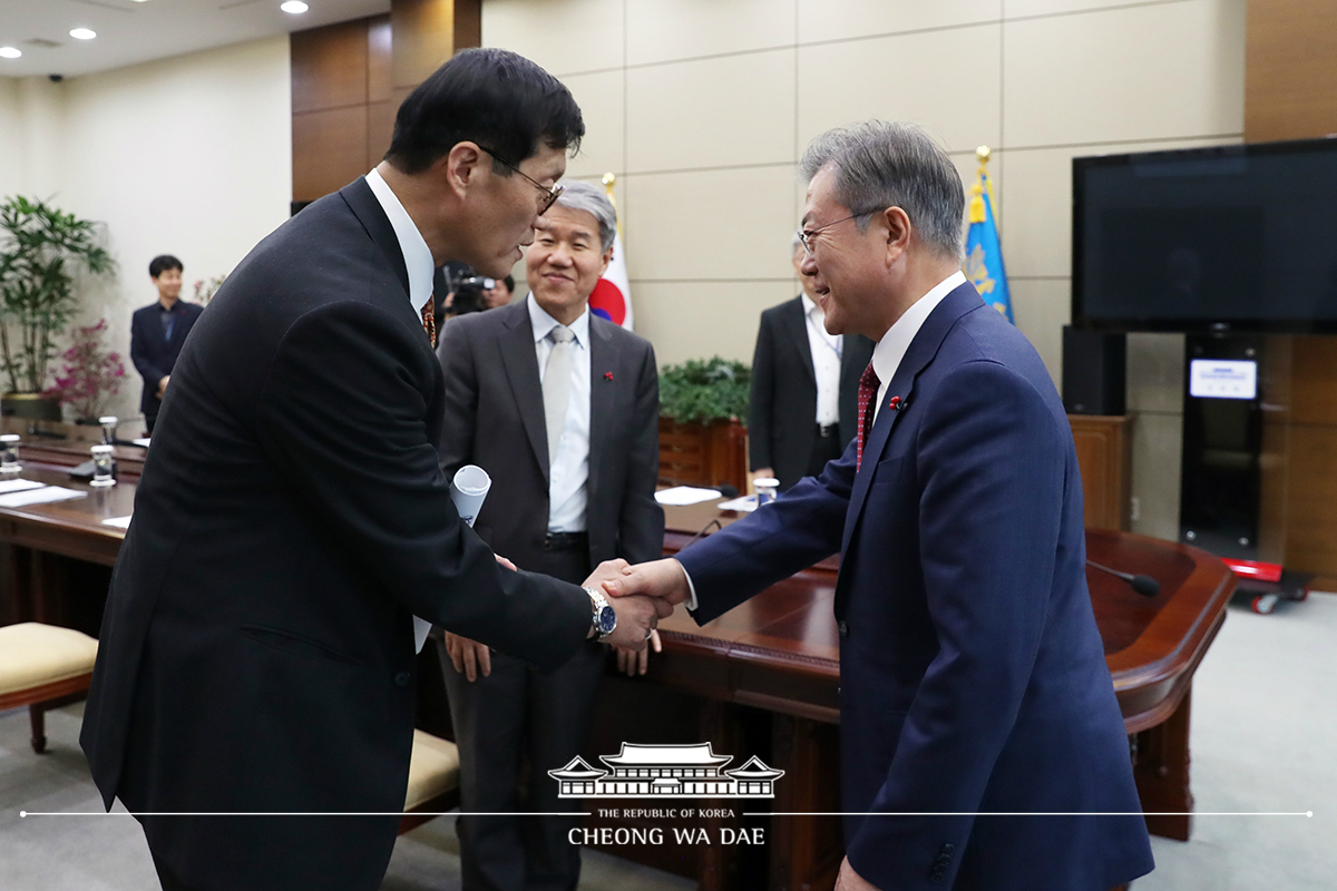 Meeting with IMF Asia and Pacific Department Director Rhee Changyong at Cheong Wa Dae 