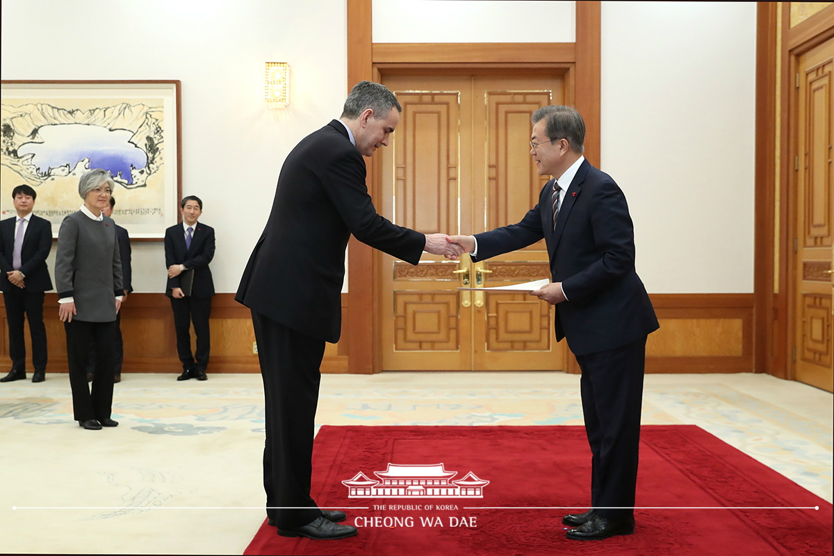 Receiving diplomatic credentials from new ambassadors to Korea at Cheong Wa Dae 