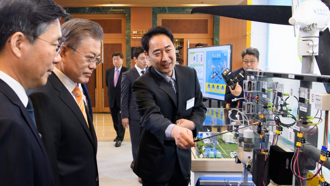 President Moon Jae-in (second from left) on Jan. 17 looks at the booth of a hydrogen fuel car at Ulsan City Hall ahead of the announcement of the administration’s pro-hydrogen economy policy. (Hyoja-dong Studio)