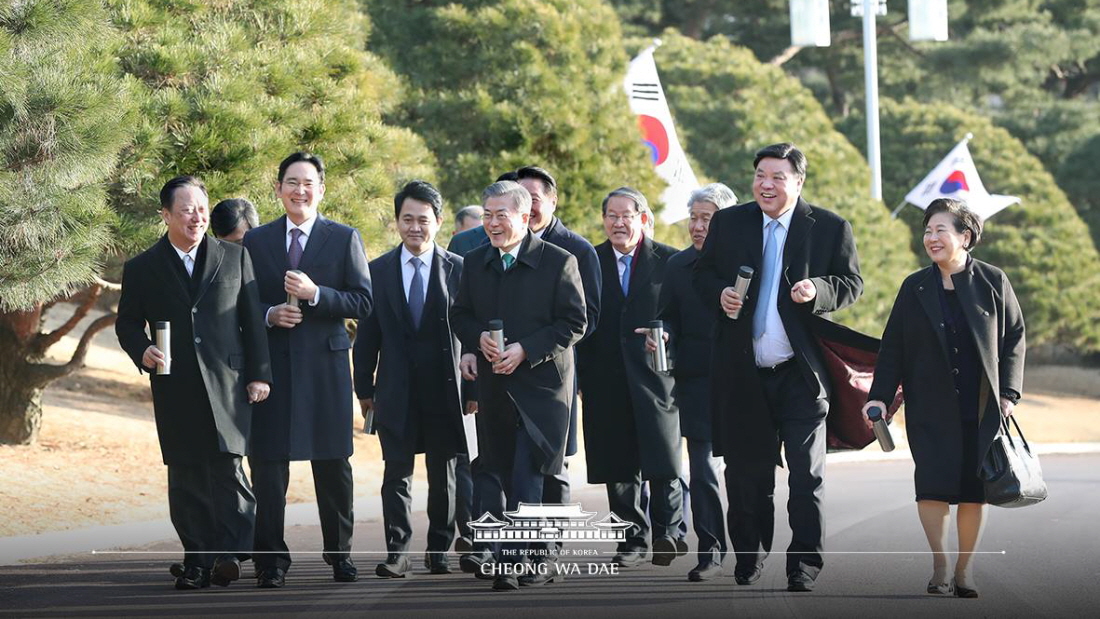 President Moon Jae-in and the heads of nine major corporations on Jan. 15 take a walk around Cheong Wa Dae. (Cheong Wa Dae Facebook)