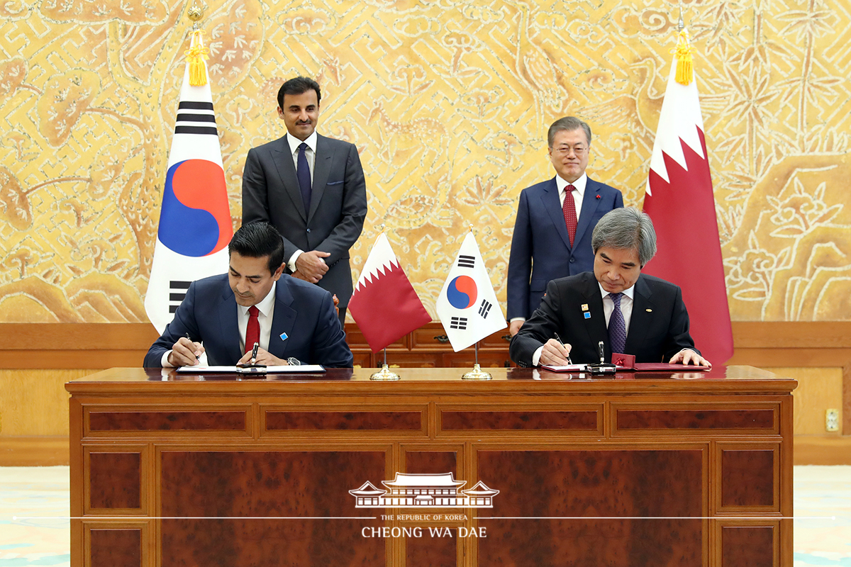 Attending the signing ceremony for MOUs between Korea and Qatar
