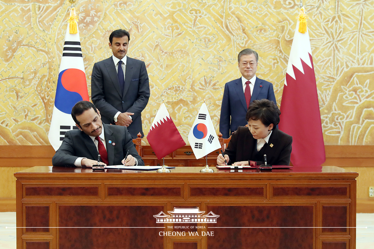 Attending the signing ceremony for MOUs between Korea and Qatar