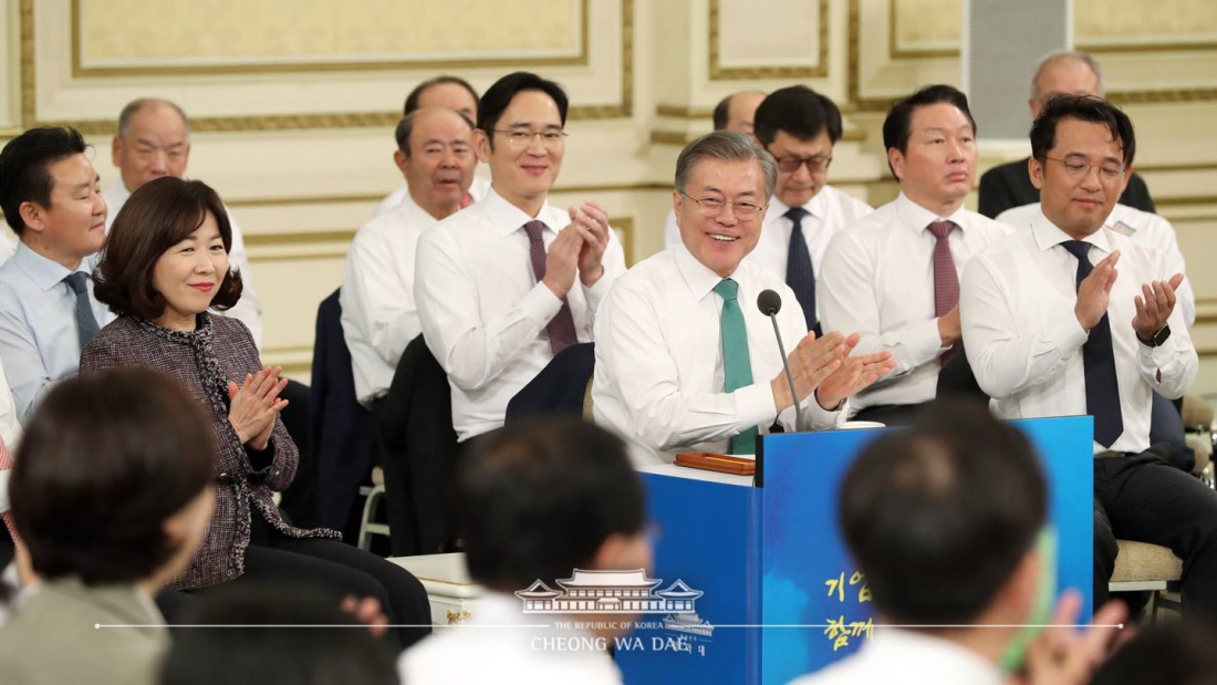 President Moon Jae-in on Jan. 15 holds a meeting with CEOs at Yeongbingwan Guest House of Cheong Wa Dae. (Cheong Wa Dae Facebook)