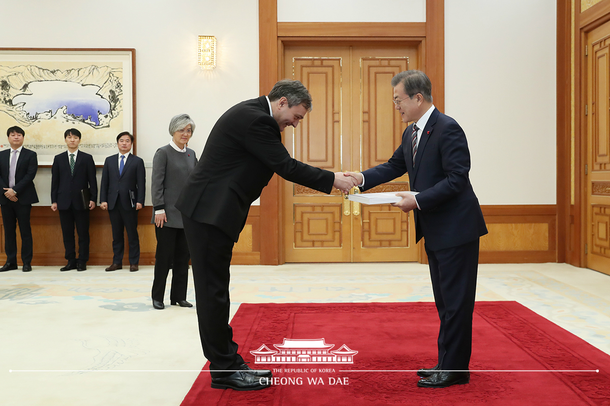 Receiving diplomatic credentials from new ambassadors to Korea at Cheong Wa Dae 