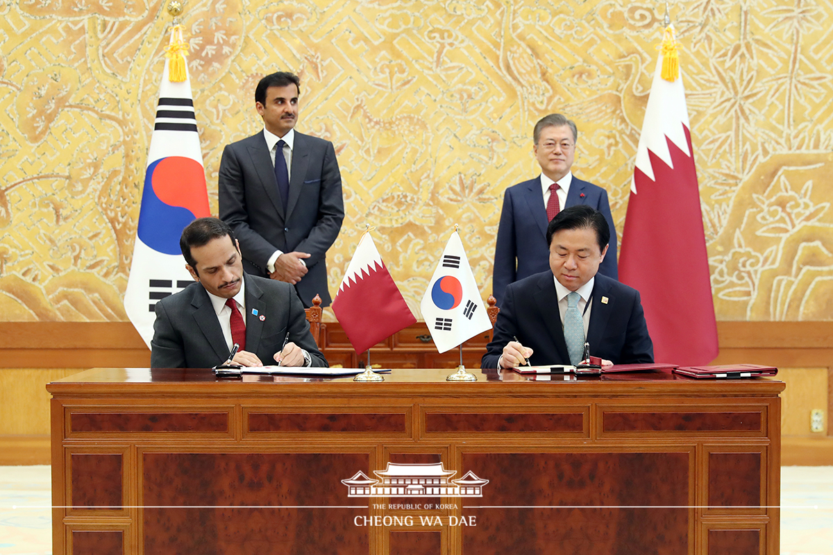 Attending the signing ceremony for MOUs between Korea and Qatar