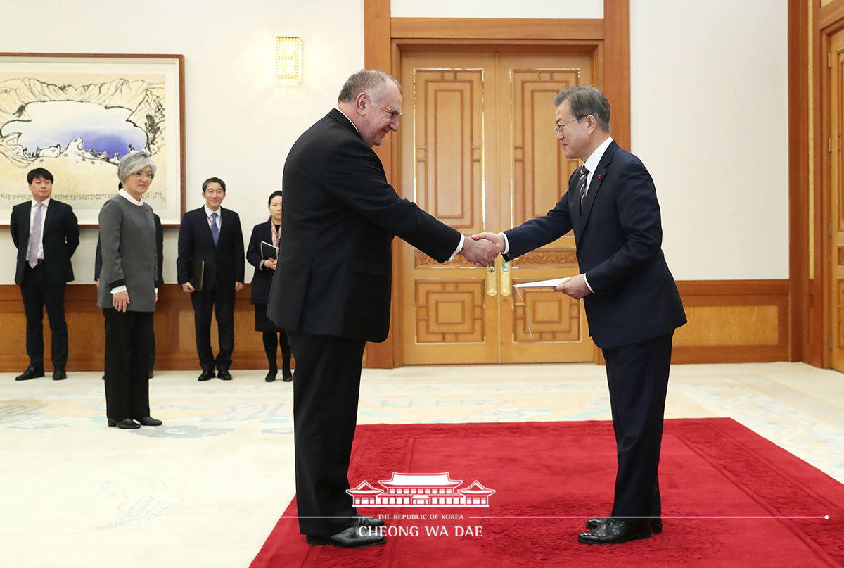 Receiving diplomatic credentials from new ambassadors to Korea at Cheong Wa Dae 