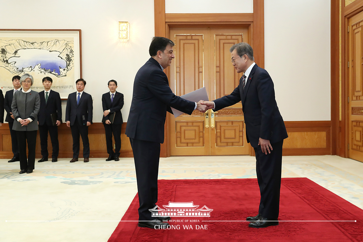 Receiving diplomatic credentials from new ambassadors to Korea at Cheong Wa Dae 