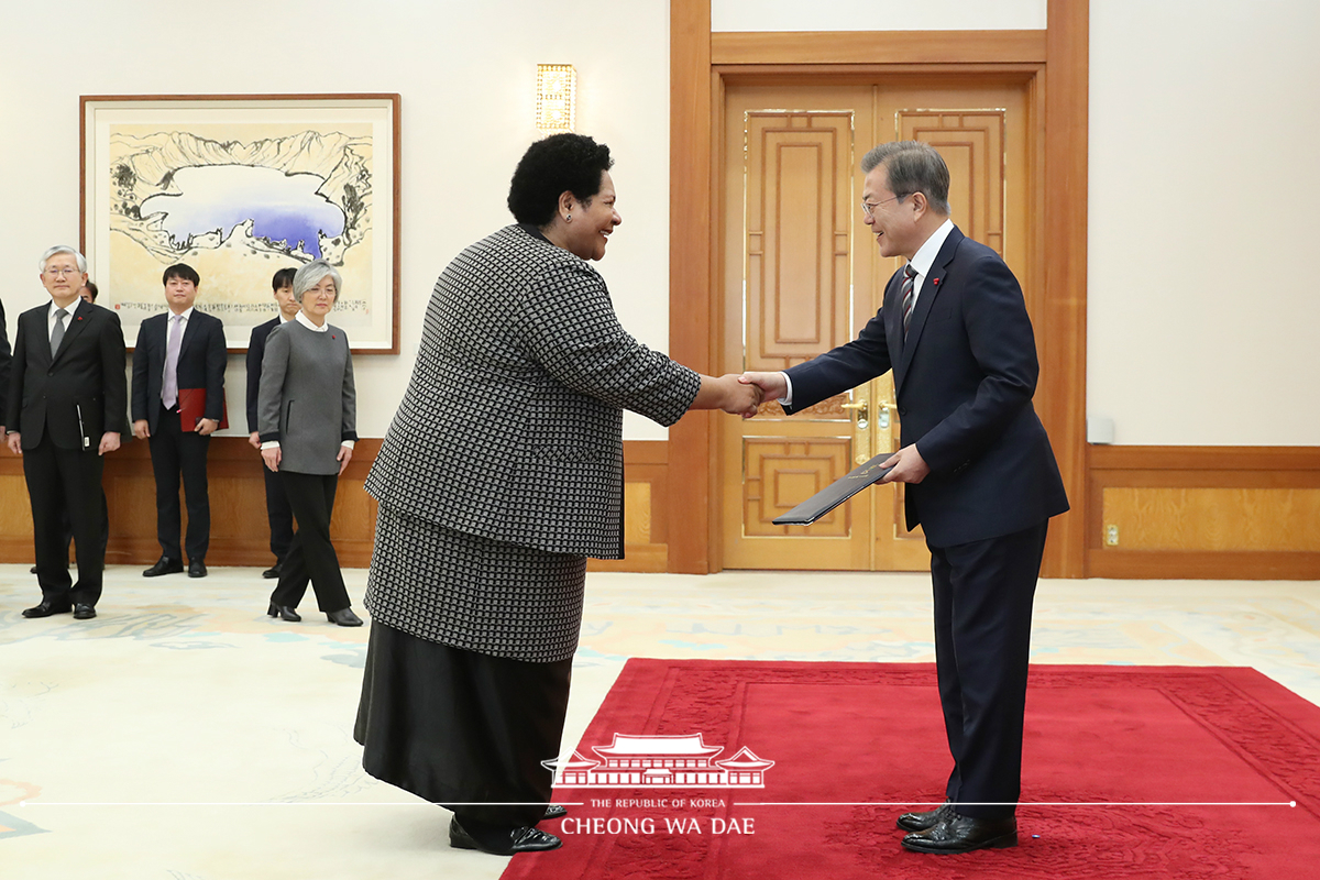 Receiving diplomatic credentials from new ambassadors to Korea at Cheong Wa Dae 