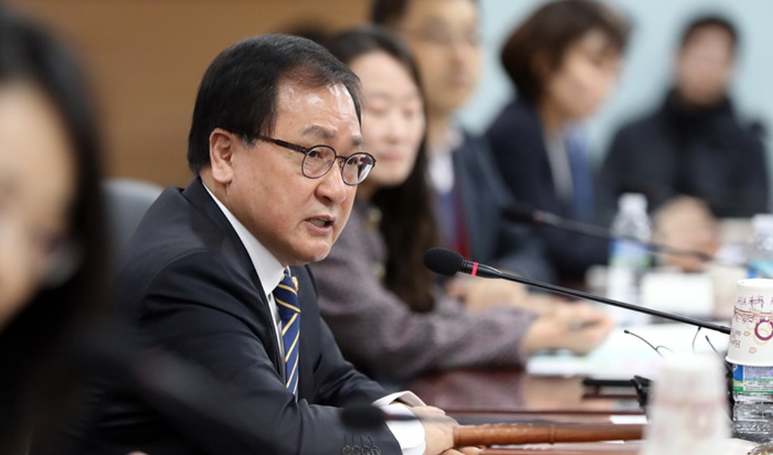 Minister of Science and ICT Yoo Young Min on Feb. 14 chairs the first meeting of a national committee on new technologies and services at Government Complex-Gwacheon, Gyeonggi-do Province. (Yonhap News)