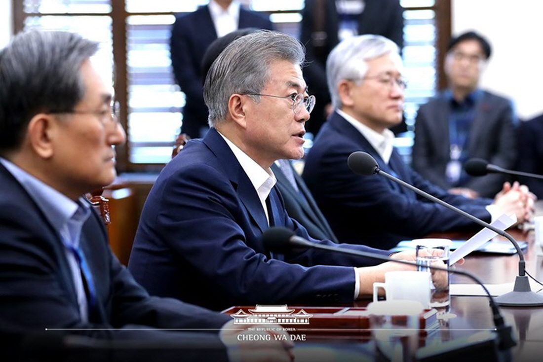 President Moon Jae-in on Feb. 11 chairs a Cabinet meeting at Cheong Wa Dae. (Cheong Wa Dae)