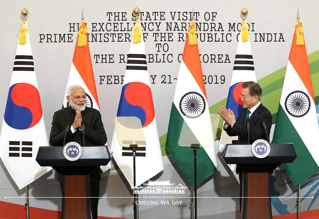 President Moon Jae-in (right) on Feb. 22 applauds Indian Prime Minister Narendra Modi in their joint news conference at Cheong Wa Dae.