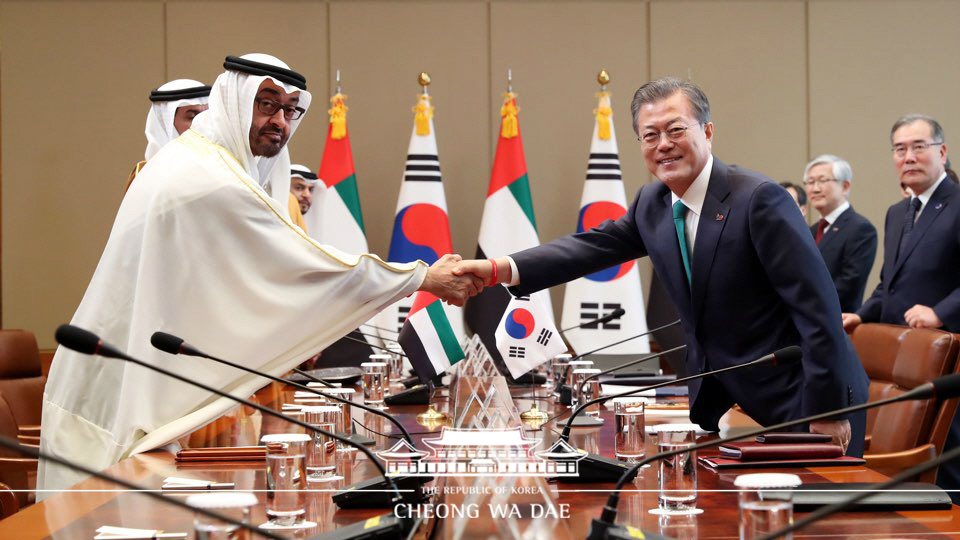 President Moon Jae-in (right) and Crown Prince of Abu Dhabi Mohammed bin Zayed Al-Nahyan on Feb. 27 shake hands before starting their bilateral summit at Cheong Wa Dae. 