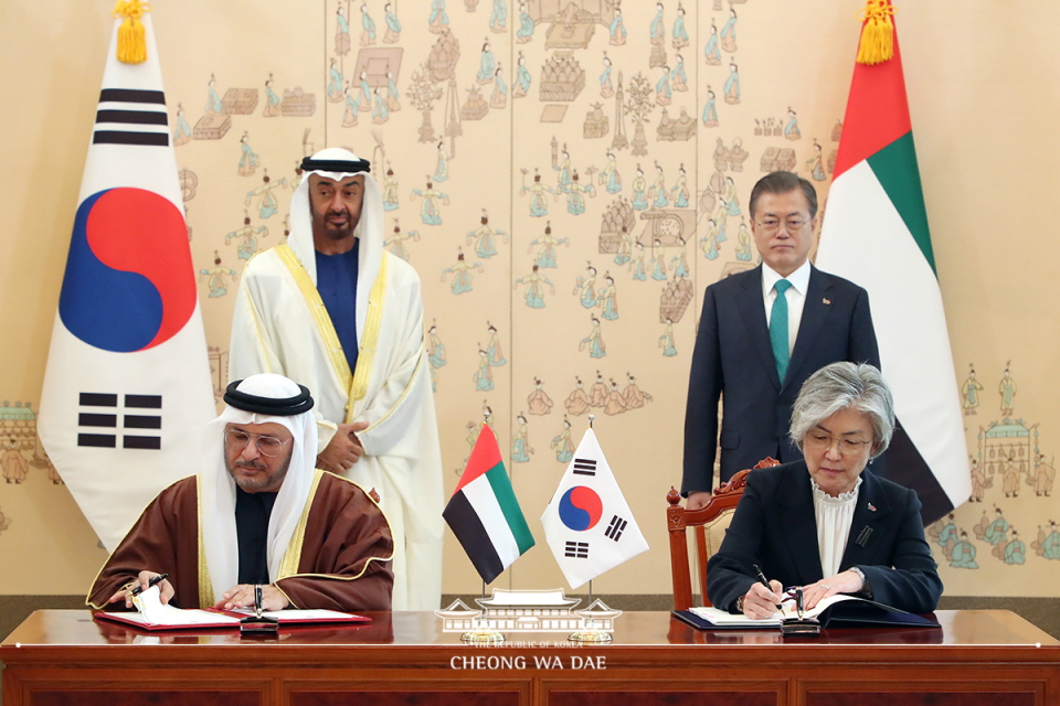 Foreign Minister Kang Kyung-wha (right) and UAE counterpart Anwar Gargash on Feb. 28 sign a memorandum of understanding on “special strategic dialogue” at Cheong Wa Dae with President Moon Jae-in (right, standing) and Abu Dhabi Crown Prince Mohammed bin Zayed Al-Nahyan attending. 