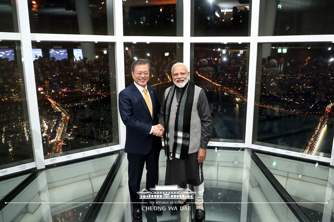 President Moon Jae-in (left) and Indian Prime Minister Narendra Modi on Feb. 21 pose for a photo with the night view in the background at Lotte World Tower in Seoul before their private dinner.