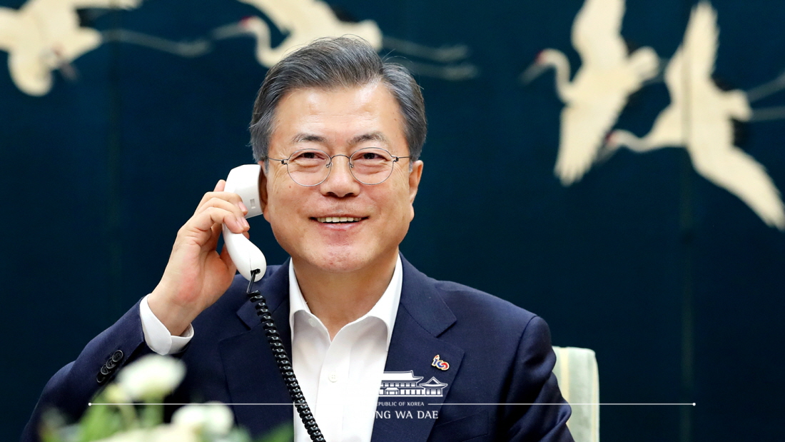 President Moon Jae-in on Feb. 19 holds a phone conversation with U.S. President Donald Trump ahead of the second U.S.-North Korea summit. (Cheong Wa Dae)