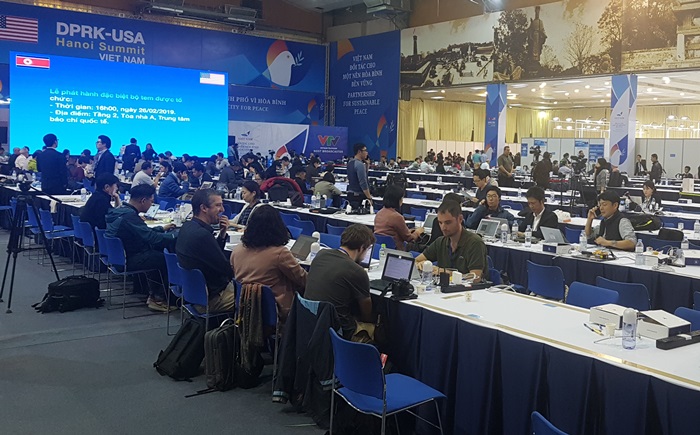 Domestic and foreign journalists on Feb. 27 are busy at work at the International Media Center of the Vietnam-Soviet Friendship Labor Cultural Palace in Hanoi, Vietnam.