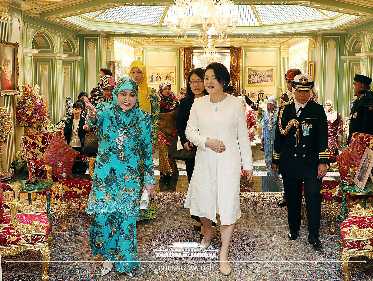 First Lady Kim Jung-sook conversing with Queen Saleha of Brunei at the royal palace 