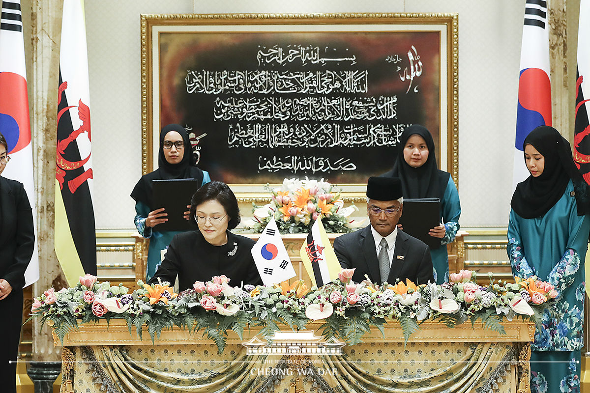 Attending Korea-Brunei MOU signing ceremony at the royal palace of Brunei 