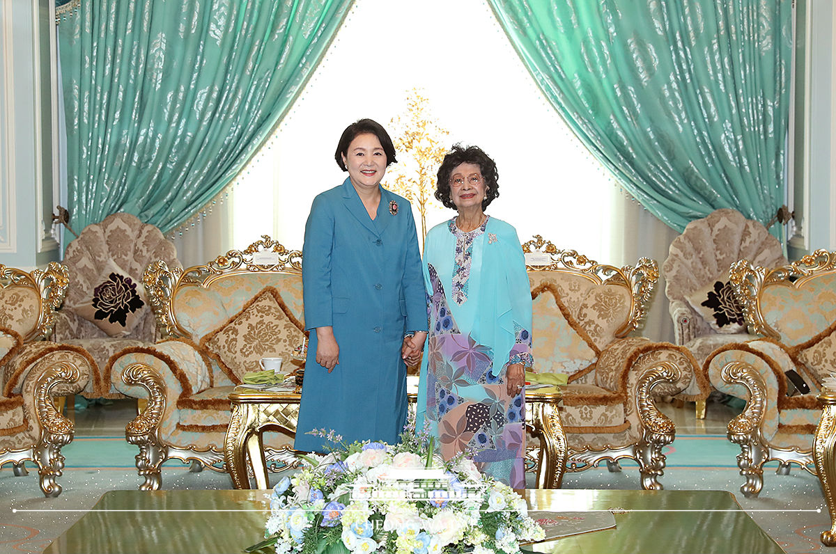 First Lady Kim Jung-sook meeting with Malaysian First lady Siti Hasmah Mohamad Ali 