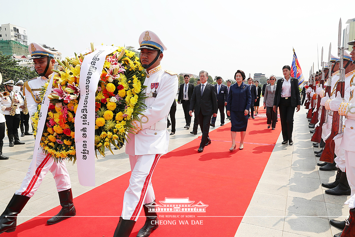 Laying wreaths at the Independence Monument and the memorial statue of King Norodom Sihanouk, the founding father of Cambodia 