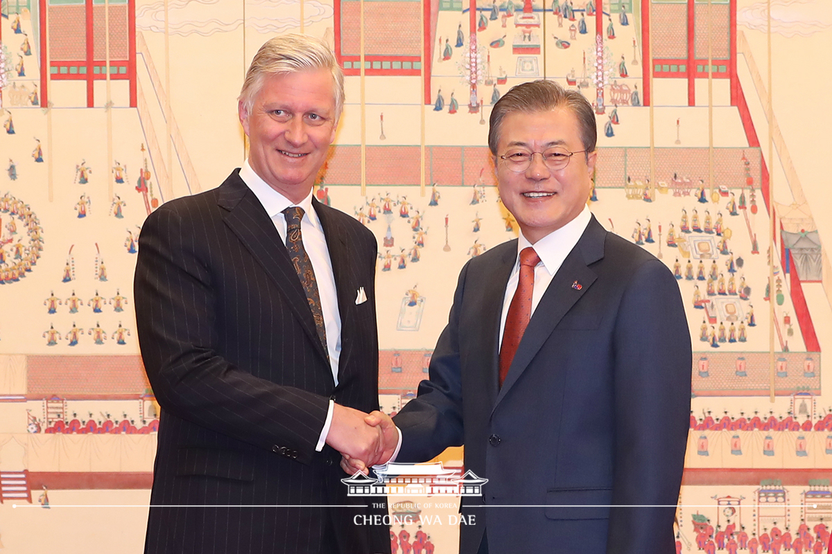 Looking on as His Majesty the King of the Belgians signs the Cheong Wa Dae guestbook 